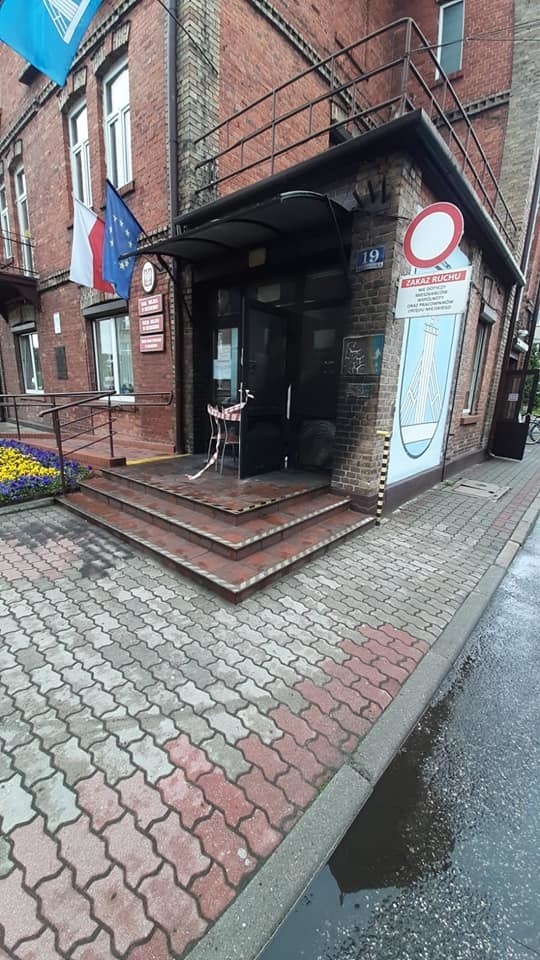 Drzwi Wejściowe do budynku Urzędu Miejskiego w Ciechocinku.