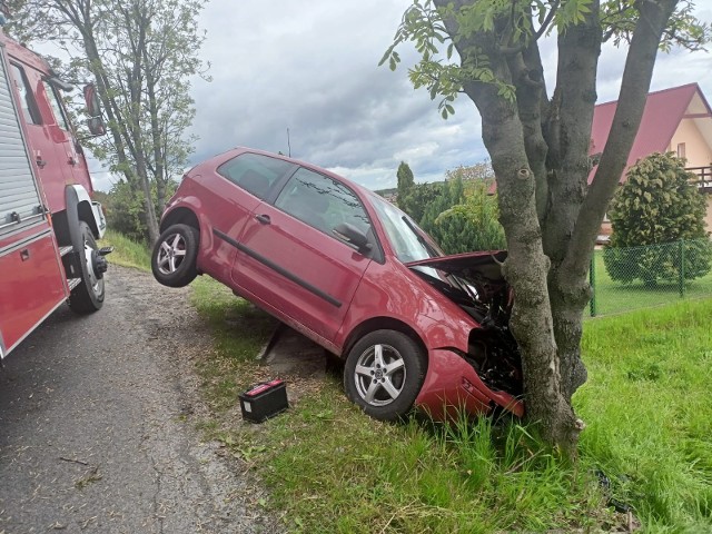 W Czchowie na ulicy Kazimierza Wielkiego samochód wjechał w drzewo, 15.05.2023