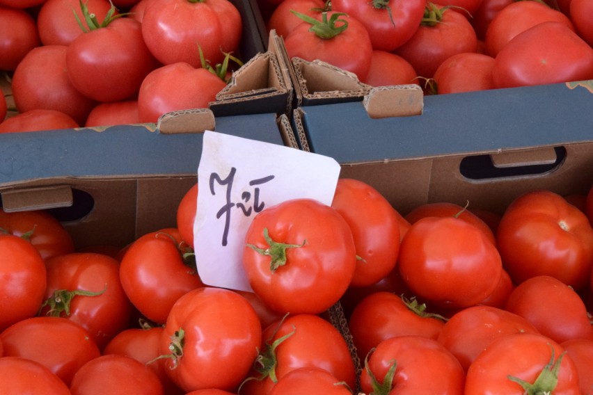 Ceny warzyw i owoców na giełdzie w Sandomierzu. Ile kosztowały pomidory, ogórki, czy pietruszka? Sprawdźcie. Jest taniej? [ZDJĘCIA]