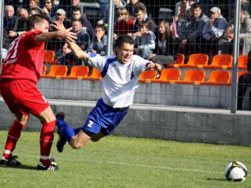 Mecz 2. ligi pilki noznej. MKS Kluczbork-Unia Janikowo 3:0.