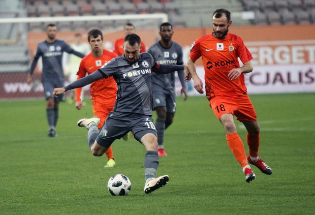 25.11.2018 lubin ekstraklasa pilka nozna mecz zaglebie lubin - legia warszawa zawodnicy z lubina w pomaranczowych strojach nz nz michal kucharczyk i filip starzynski gazeta wroclawskapiotr krzyzanowski/polska press grupa