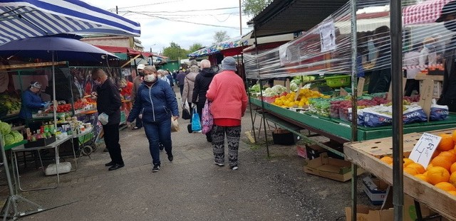 Targowisko Miejskie w Dąbrowie Górniczej 7 maja zostało otwarte w pełnym zakresie. Można kupić odzież, firanki, meble. Zobacz kolejne zdjęcia/plansze. Przesuwaj zdjęcia w prawo - naciśnij strzałkę lub przycisk NASTĘPNE