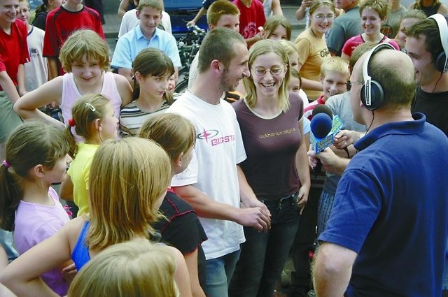 Krzysztof Piekarczyk (w białej koszulce) i Alicja Groszek (stoi obok niego) po odnalezieniu monety zostali otoczeni tłumem tych, którym tym razem się nie udało. Bohaterowie mieli okazję udzielić wywiadu dziennikarzom Radia Opole Janowi Poniatyszynowi i Tomaszowi Marcowi.