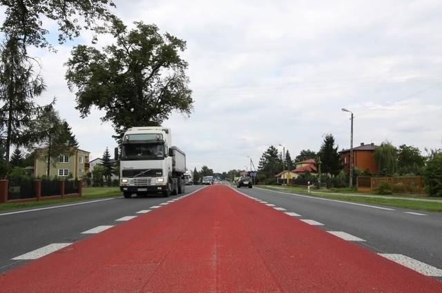 Pasy wielofunkcyjne wyznaczane w celu możliwości wykonania bezpiecznego zjazdu na posesję, bez konieczności blokowania pasa głównego.