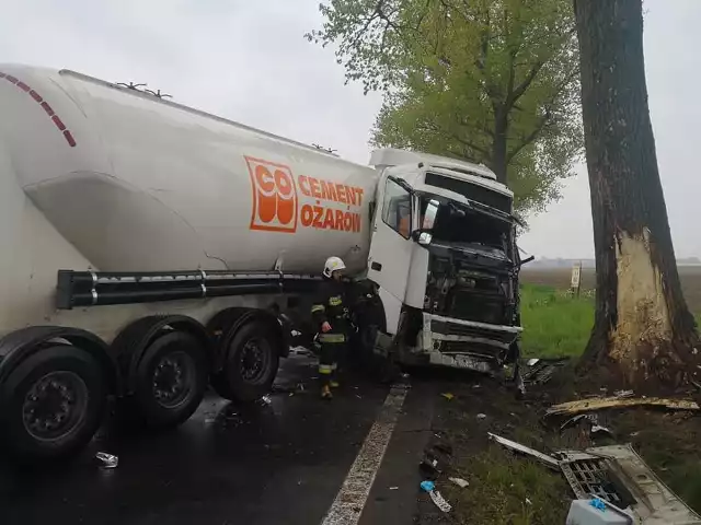 W czwartek przed godz. 10.30 doszło do wypadku na drodze 194 w Pobiedziskach - cysterna uderzyła w drzewo. W wypadku został ranny kierowca samochodu. Zobacz więcej zdjęć ----->