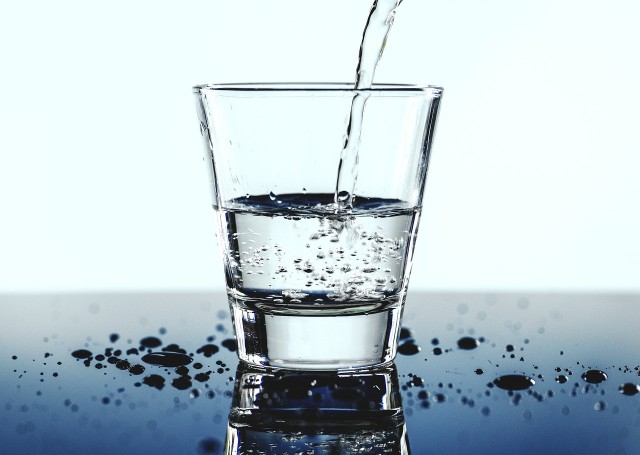 rawpixelO tym, że wodę trzeba pić nie tylko w upały, powinni wiedzieć nie tylko dorośli.