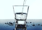 Woda gazowana, częściowo odgazowana i niegazowana – którą najlepiej pić w upały