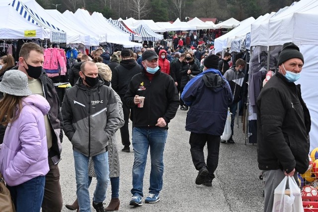 18 kwietnia prawdziwe tłumy pojawiły się na giełdzie w Miedzianej Górze. Nieco lepsza pogoda i zamknięte ze wzglądu na pandemię markety spowodowały, że w Miedzianej Górze pojawiły się tysiące ludzi. Takich tłumów nie było już od paru tygodni. Co szło najlepiej? Wszystko co kupuje się na wiosnę lub zbliżające się komunie - rowery, rośliny, wiosenne ubrania, letnie opony.  [b]Zobacz jakie rośliny oferowano na giełdzie w Miedzianej Górze[