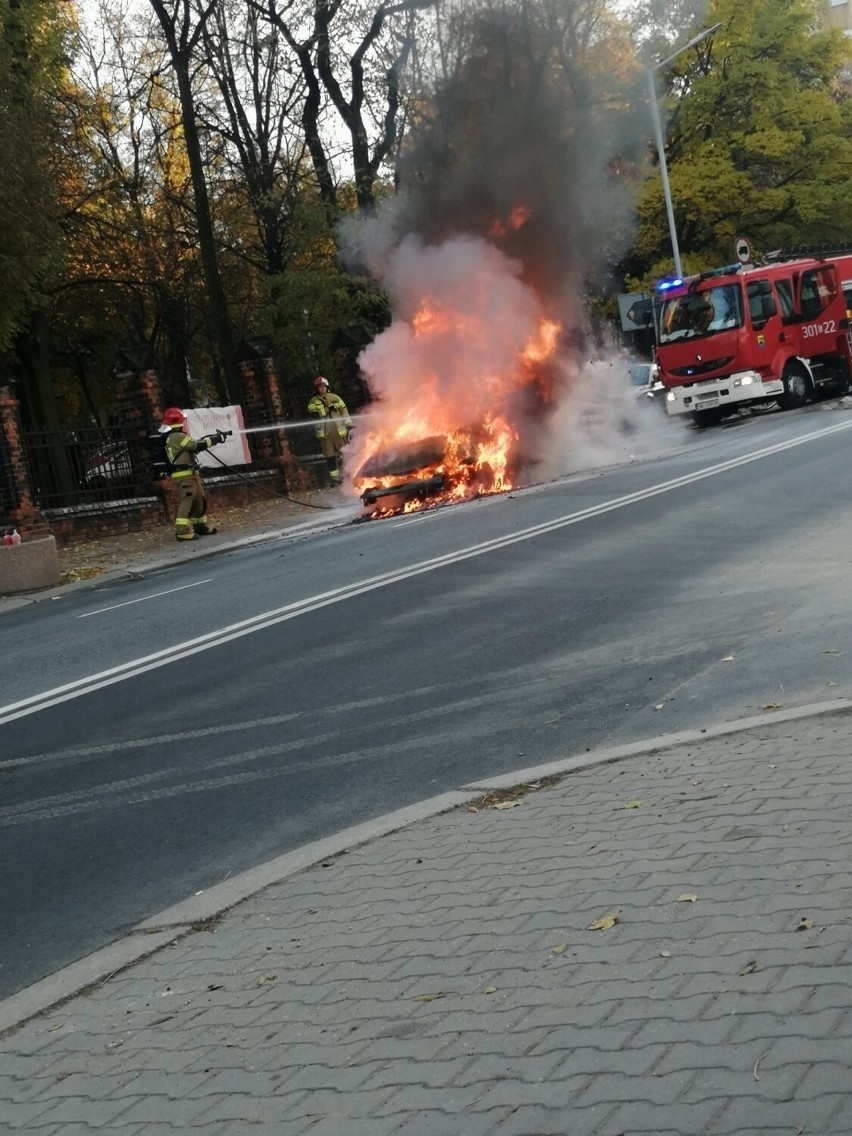 Katowice. Samochód stanął w płomieniach i sparaliżował ruch na ul. Mikołowskiej. Utrudnienia trwały kilka godzin