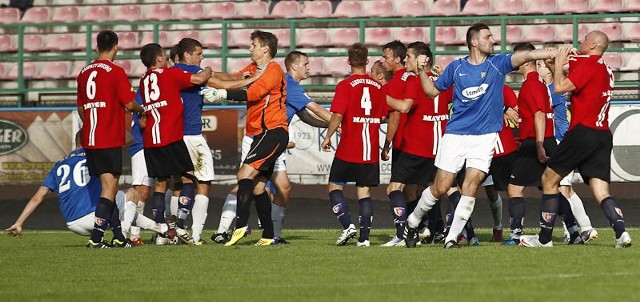 Sędzia Witold Kwaśny pokazał aż cztery czerwone i trzy żółte kartki. Z boiska wylecieli Marcin Włodarski i Marcin Liput (Karpaty) oraz Maciej Kuzicki i Sebastian Sobolak (Stal).