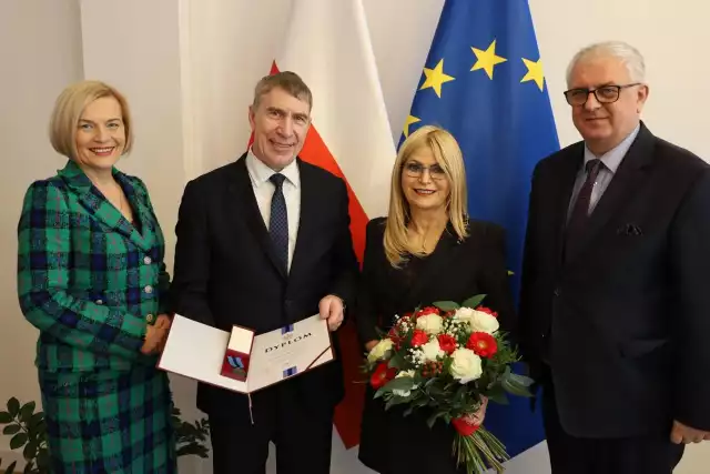 Małgorzata i Bogusław Wypychewicz, wiceminister Grzegorz Piechowiak i wicemarszałek województwa świętokrzyskiego Renata Janik po wręczeniu medalu. Więcej na kolejnych zdjęciach