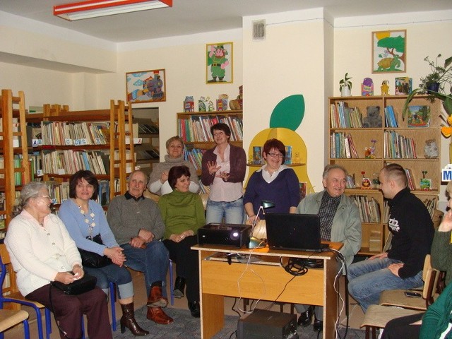 Grupie wieloletnich mieszkańców Białego Boru, którzy zdecydowali się uczestniczyć w spotkaniu w tamtejszej bibliotece, komputer przestał być straszny.
