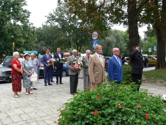 Na obchody przed pomnik Płomienia Nadziei, a następnie do Ratusza zaprosił   burmistrz Sandomierza i Rada Miasta.