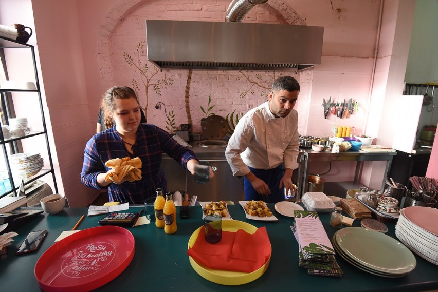 Piątek, godzina 13.30. Niewielka restauracja Żar Tandoori...