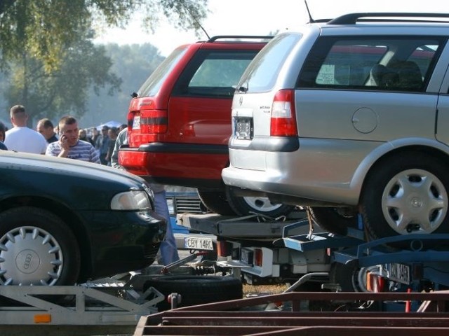 W przedziale 6-10 tysięcy złotych można kupić już całkiem sensowne auto. Co prawda nadal będzie to auto kilkunastoletnie z najczęściej niemałym przebiegiem, ale kupimy samochód, którym trochę pojeździmy. Zobaczcie nasze propozycje aut do 10 tysięcy!