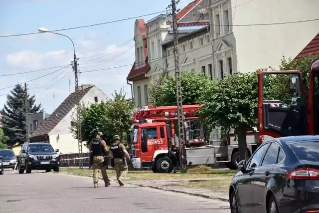 Od środy, 24 lipca, godz. 18 trwają negocjacje policji z mężczyzną, który zabarykadował się w mieszkaniu i grozi wysadzeniem budynku. Do zdarzenia doszło w Jastrowiu (pow. złotowski). Inni mieszkańcy zostali ewakuowani. Policja nie udziela na razie szczegółowych informacji.Przejdź do kolejnego zdjęcia --->