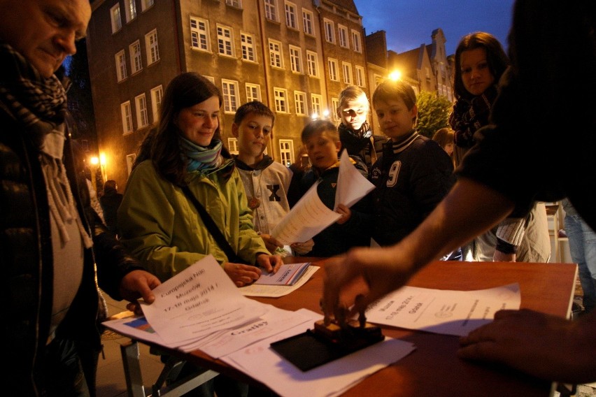 Tłumy zwiedzających podczas Europejskiej Nocy Muzeów 2014 [ZDJĘCIA]