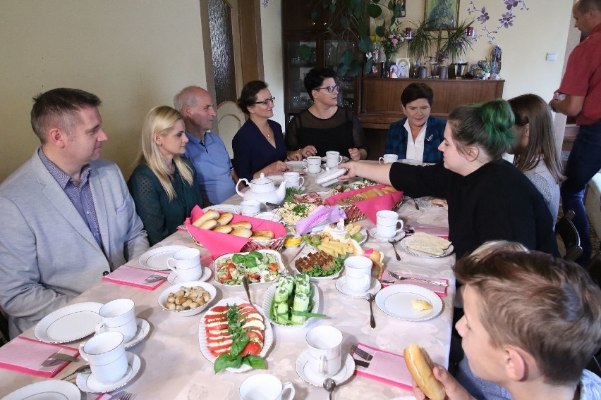 Była premier Beata Szydło i wojewoda Agata Wojtyszek na śniadaniu z wielodzietną rodziną koło Chmielnika. ZAPIS TRANSMISJI