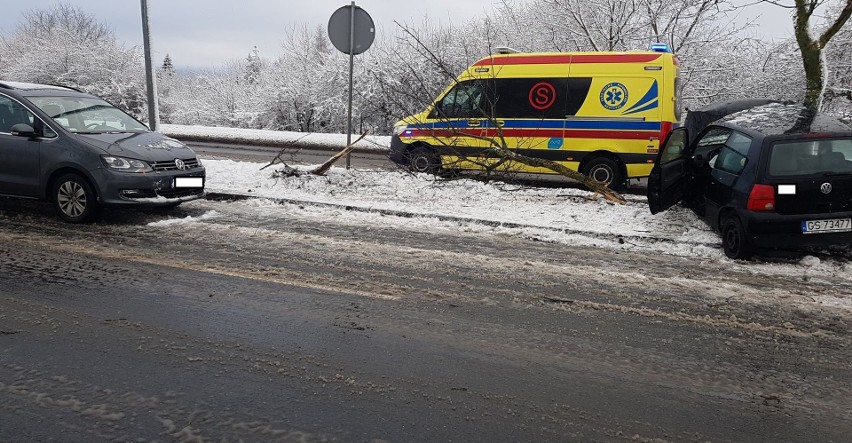 Kolizja na ulicy Gdańskiej w Słupsku. Uwaga na trudne warunki na drogach! Jest bardzo ślisko