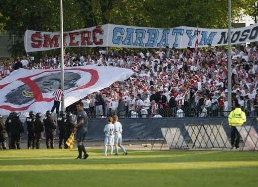 W trakcie derbów na stadionie Stali w Rzeszowie zawisł transparent "Śmierć garbatym nosom".