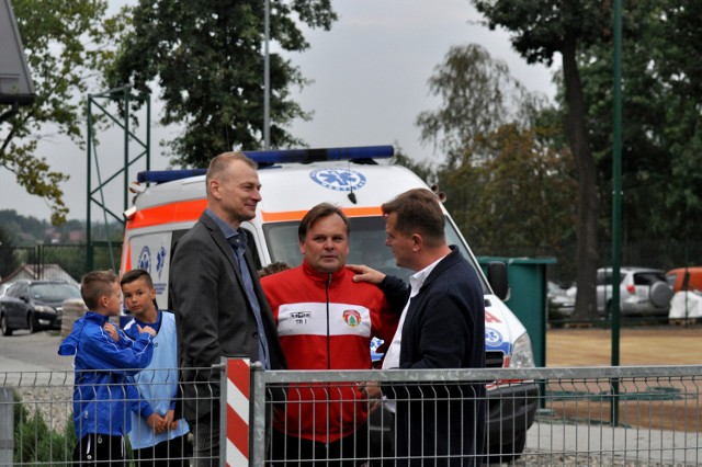 Po meczu Puszcza - Siarka (3:0). Trener Tomasz Tułacz w towarzystwie asystenta selekcjonera reprezentacji Polski Bogdana Zająca (z lewej) oraz dyrektora niepołomickiego klubu Romana Korozy (z prawej)