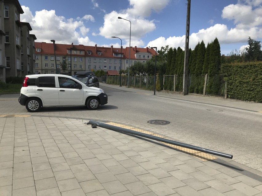 Kierowcy koszą nowe słupy lamp w rejonie ulic Długiej i Ogrodowej. Raz po raz (zdjęcia)