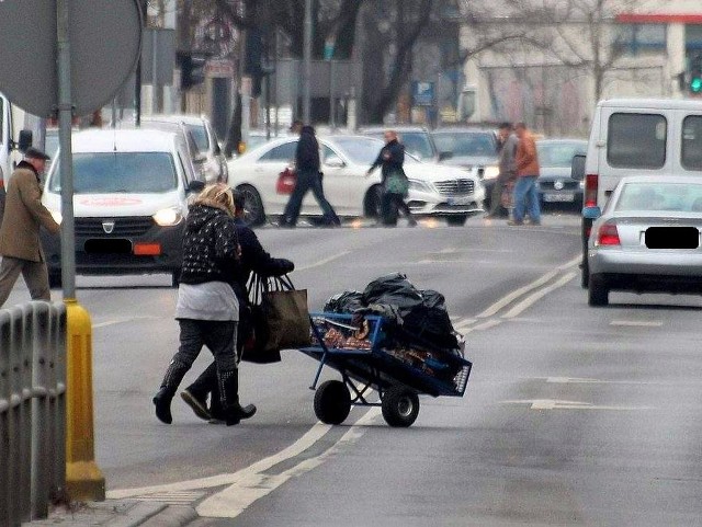 Przechodzenie w takim miejscu, to delikatnie rzecz ujmując, brak wyobraźni.