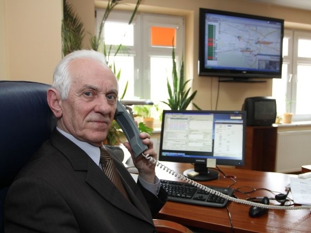 Stanisław Florek w marcu 2011 za swym dyrektorskim biurkiem w kieleckim pogotowiu.