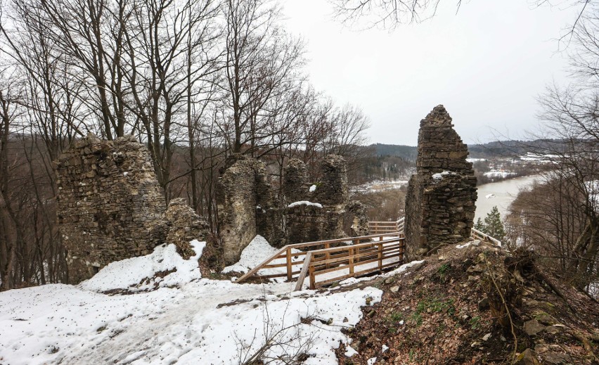 Ruiny Zamku Sobień w Załużu. Malownicze i trochę zapomniane [ZDJĘCIA]