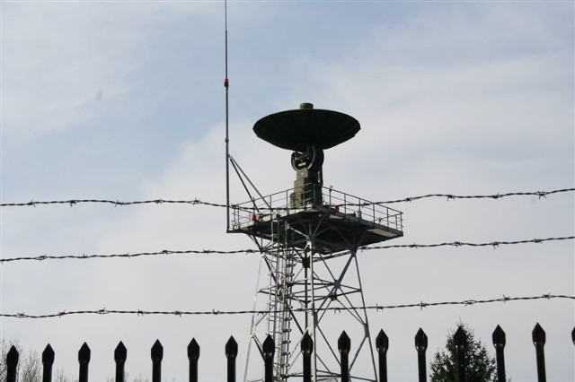 Potężny talerz anteny satelitarnej sprowadzono z USA. Od wielu tygodni nikt z niego nie korzysta.