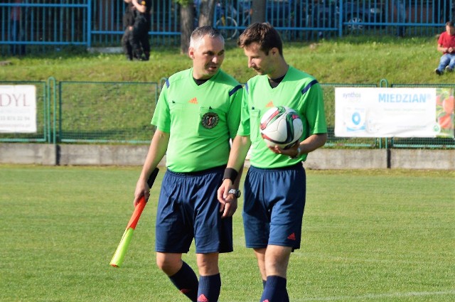 Lucjan Wesołowski (z prawej) i Bogdan Wanat to jedni z najbardziej doświadczonych arbitrów w oświęcimskim podokręgu.