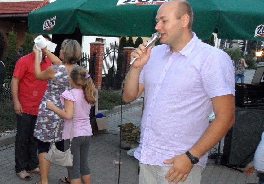 Piotr Rohde prowadzi konkursy podczas festynu mieszkańców...