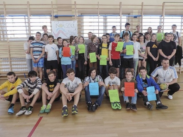 Szkoła Podstawowa w Działoszycach w różnej formie propaguje zajęcia sportowe i gry ruchowe w ramach &#8222;Roku szkoły w Ruchu&#8221;.