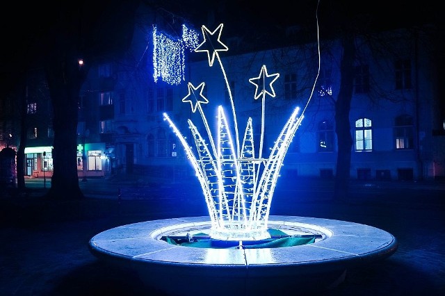 W Świebodzinie nie tylko są oświetlone drzewka,  nie tylko przyozdobiono ulice. Jest tu też świetlista korona, która przypomina zamarzniętą fontannę.
