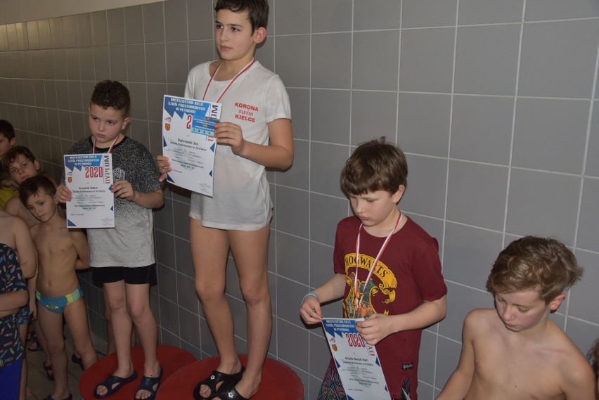 Prawie 150 uczniów rywalizowało w Mistrzostwach Szkół Podstawowych klas III - IV w pływaniu. Wygrała Szkoła Podstawowa 25 [ZDJĘCIA]