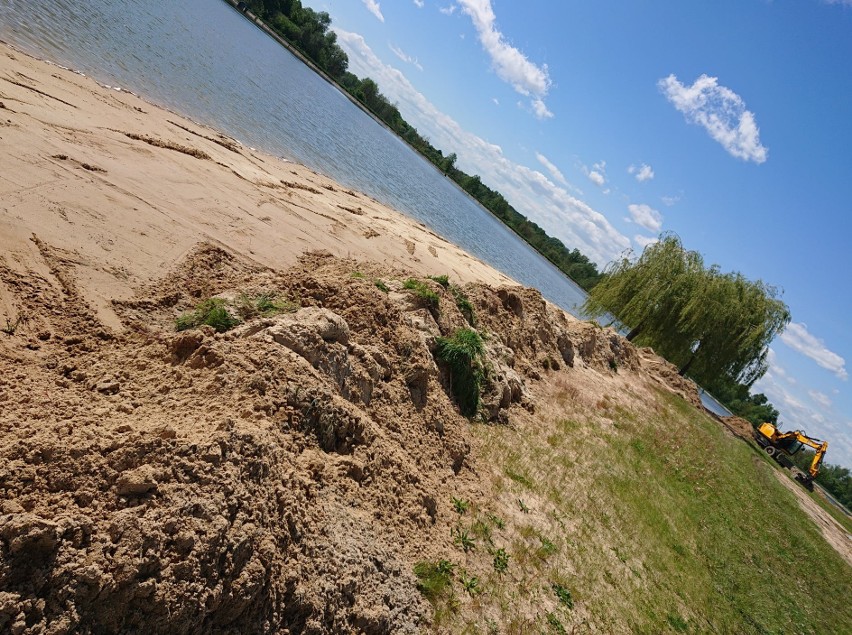 Trwa porządkowanie kąpieliska w Radzanowie. Ruszy 1 lipca ZDJĘCIA