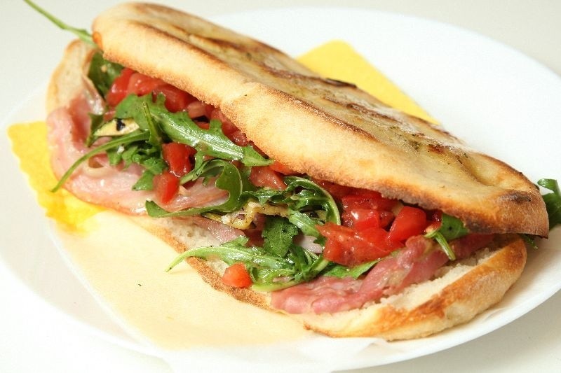 Panuozzo pancetta scamorza – kanapka z włoskim boczkiem,...