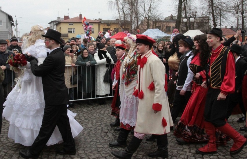 Gmina Jedlińsk. Ścięcie Śmierci 2018. Jedlińskie Kusaki - zwyczaj, który przetrwał kilkaset lat. Korowód przebierańców przeszedł ulicami 