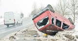 Wrak straszy kierowców na krajowej "szóstce". Porzucone auto na trasie Sławno - Koszalin