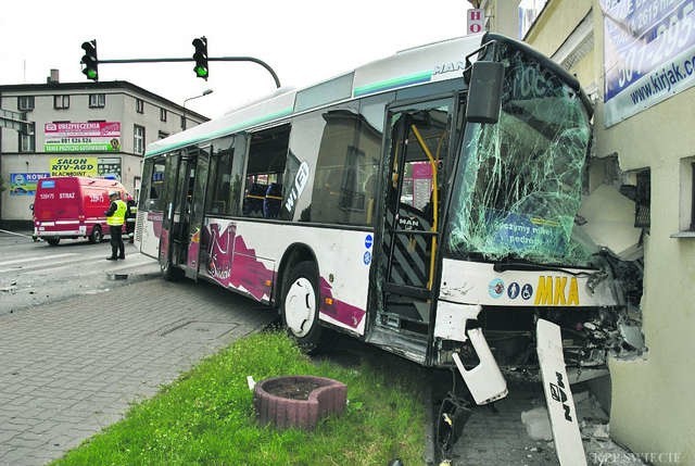 Autobus komunikacji miejskiej w Świeciu został wbity w budynek po zderzeniu z samochodem marki Renault Master Fot.: Policja