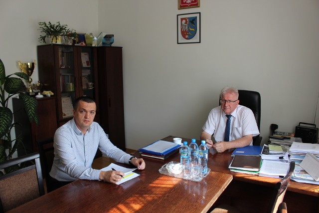 Na zdjęciu od lewej: Piotr Pawelec, dyrektor Powiatowego Urzędu Pracy oraz Stefan Bernaciak, starosta powiatu zwoleńskiego..