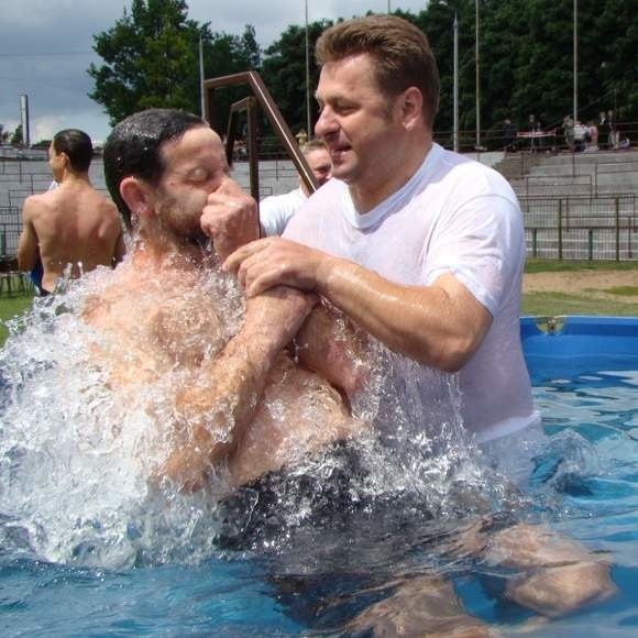 Co roku odbywa się chrzest Świadków Jehowy poprzez zanurzenie w wodzie