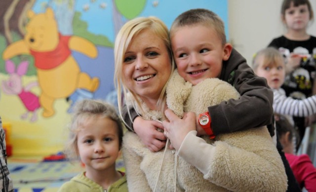 Kamila Ostapczuk, dyrektorka niepublicznego przedszkola w Klenicy, rewelacyjnie rozwiązała problem porannego braku prądu. - Dałam dzieciom latarki, miały pyszną zabawę - wyjaśniła "GL&#8221;