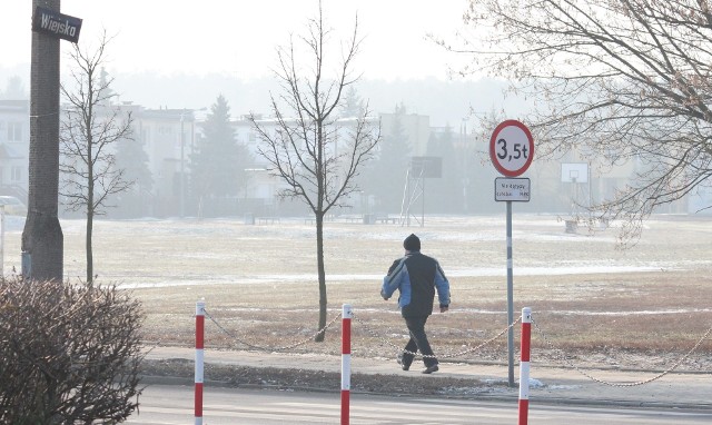 Wiosną i latem organizowane są tutaj festyny i rozgrywki sportowe. Przez resztę roku plac świeci pustką