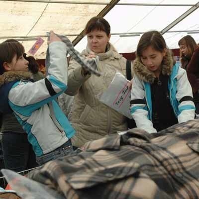 Marzena Niedźwiecka przyjechała do Dębna z Mieszkowic, by dla 13-letnich bliźniaczek Moniki (od lewej) i Natalii kupić takie same bluzy i spodnie. - Na targowisku tego bym nie znalazła - uważa.