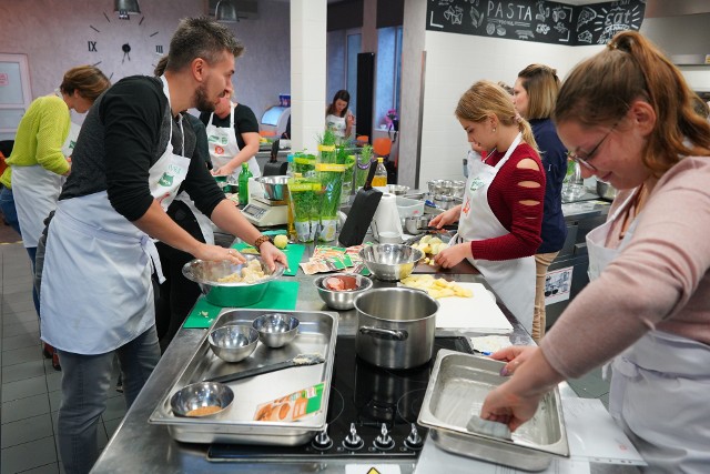 „Pomaganie przez gotowanie” – akcja zawitała do Poznania. Warsztaty kulinarne dla wychowanków domów dziecka.