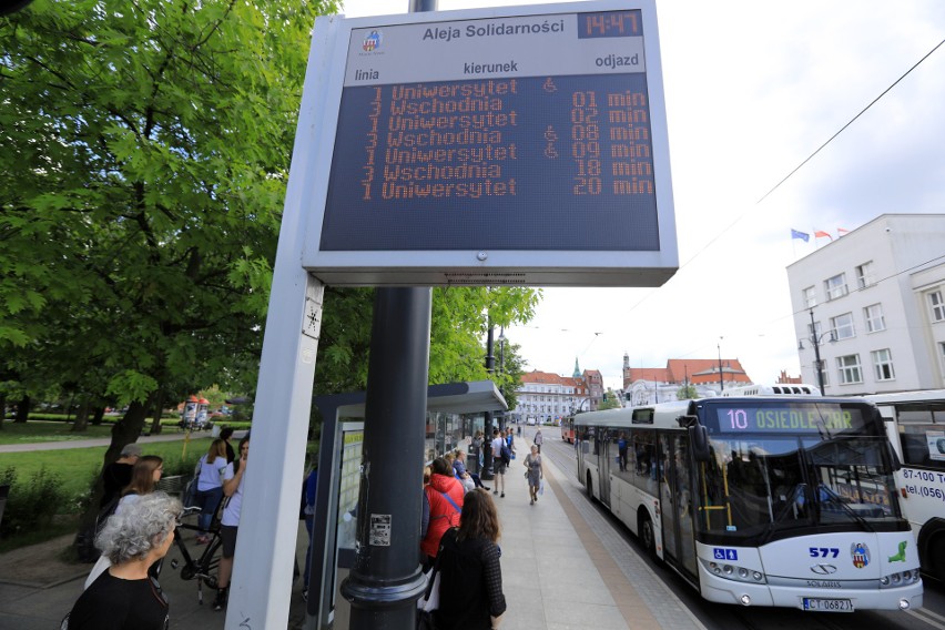 Pierwsze tablice systemu informacji pasażerskiej w Toruniu...