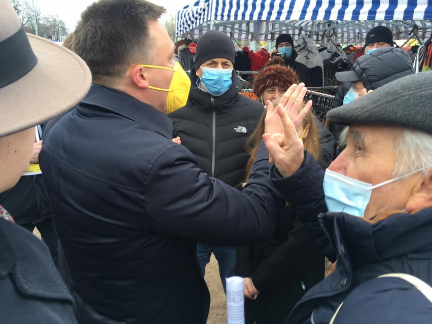 Szymon Hołownia na targowisku w Końskich zainaugurował kampanię. Jeden z mieszkańców ostro go zaatakował. Zobaczcie zdjęcia i film 