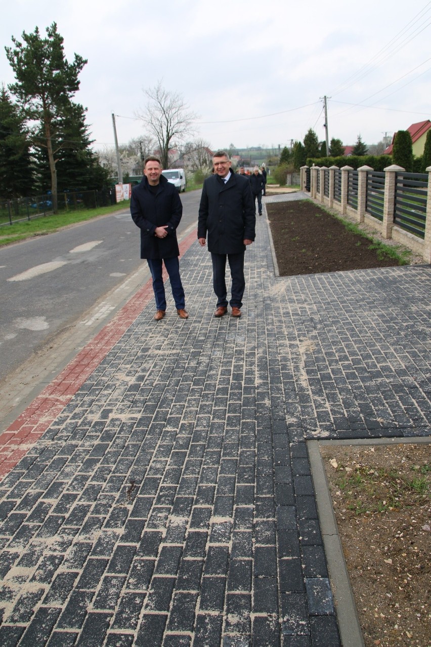 W Brzegach, w gminie Sobków ukończony został nowy chodnik z...