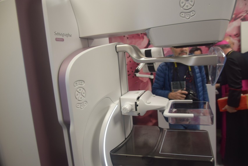 Najnowocześniejszy aparat mammograficzny trafił do Radomskiego Centrum Onkologii. Sztuczna inteligencja pomoże wykryć raka piersi 